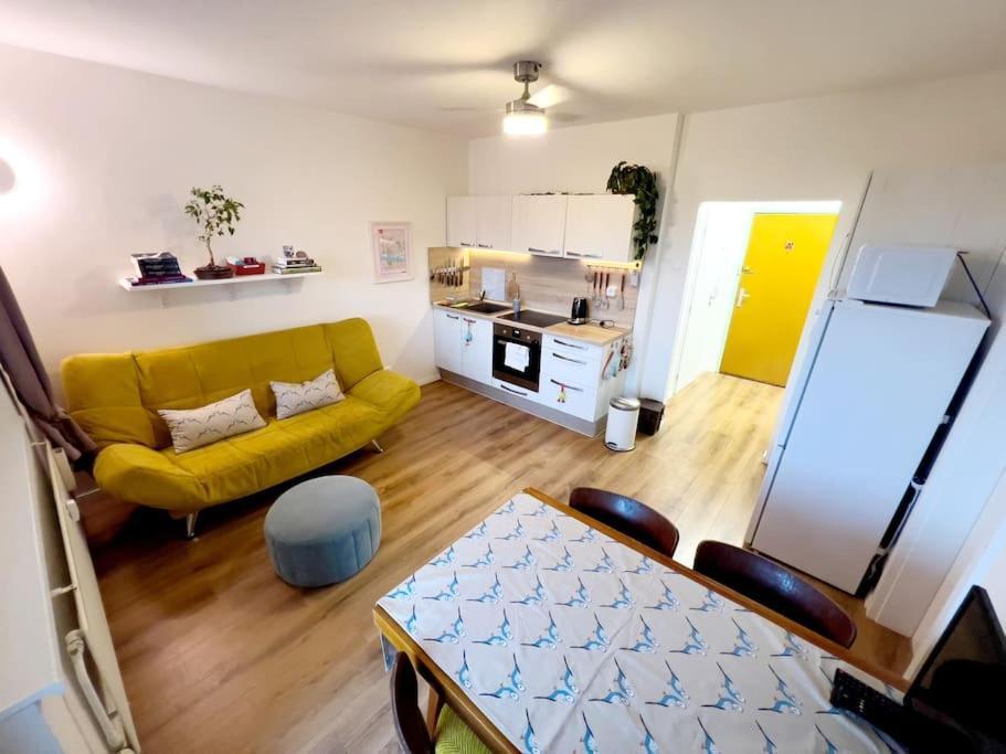 Yellow Sofa Bratislava Ngoại thất bức ảnh