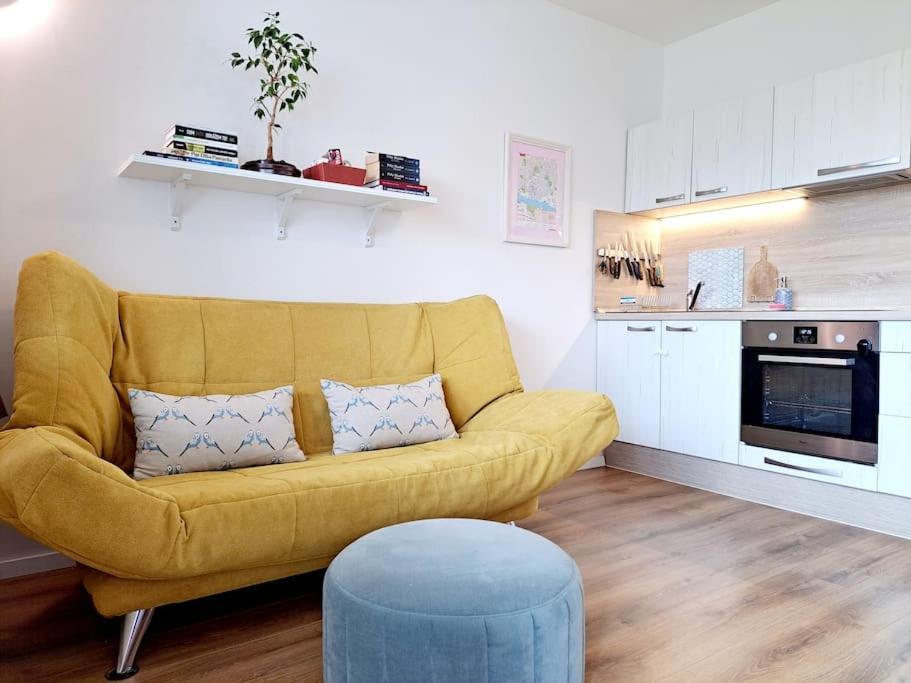 Yellow Sofa Bratislava Ngoại thất bức ảnh